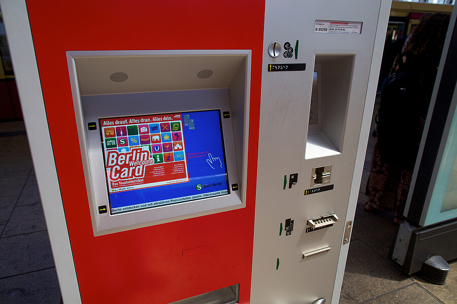S Fahrkartenautomat auf dem S-Bahnsteig des Bahnhofs Alexanderplatz