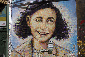 Ein Gemälde von Anne Frank an einer Wand im Stil klassischer Öl-Malerei und Graffiti