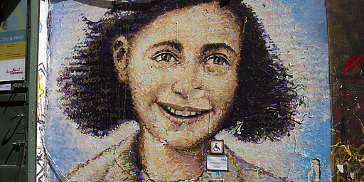 Ein Gemälde von Anne Frank an einer Wand im Stil klassischer Öl-Malerei und Graffiti