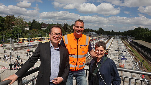 Besuch in der Sonderleitstelle S-Bahnchef Peter Buchner, Einsatzleiter Sonderverkehr Peter Schön und Verkehrsstaatssekretärin Claudia Elif Stutz (v.l.n.r.).
