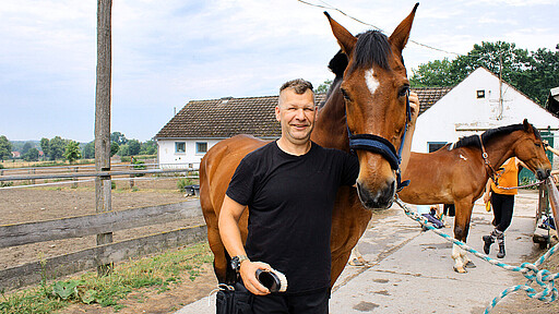 Mike Schütz von den Mobilen Aufsichten der S-Bahn Berlin mit seinem Pferd Rasputin.