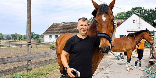 Mike Schütz von den Mobilen Aufsichten der S-Bahn Berlin mit seinem Pferd Rasputin.