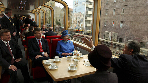 Royal Tribute During her state visit, the British queen took the Panoramic Glass Train