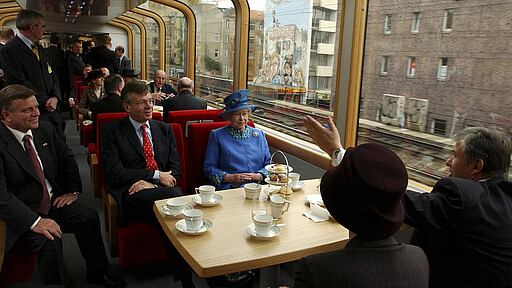 08_08_Dar_E163_04_16 Die britische Königin fuhr während ihres Staatsbesuches mit der Panorama-Bahn