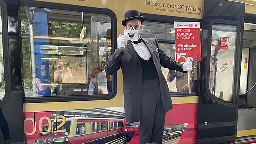 150 Jahre Ring Sonderfahrt Walking Act in historischem Kostüm vor dem Geburtstagszug