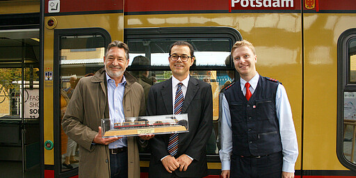 „Allzeit gute Fahrt, in rot-gelb, an 750 Volt!“ Mit dem bewährten Taufspruch enthüllten Potsdams Oberbürgermeister Jann Jakobs und S-Bahn-Geschäftsführer Peter Buchner den Namenszug „Potsdam“ auf einem Viertelzug der Baureihe 481.