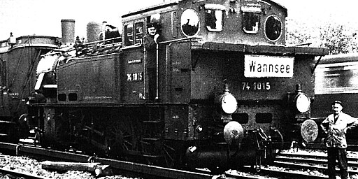Bahnhof Wannsee Eine Stadtbahnlokomotive der Wannseebahn wendet in der Kehranlage westlich des Bahnhofs Wannsee um anschließend ihren Zug zum Wannseebahnhof in Berlin zu befördern. Die Aufnahme entstand zu Beginn der dreißiger Jahre.