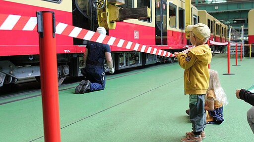 Kind schaut staunend S-Bahn an