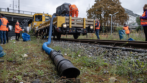 Wie eine riesige blaue Raupe! Das „Vakmobile“ saugt kleinteiligen Müll von Gleisen und Schotter.