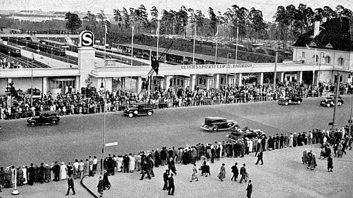Im Zusammenhang mit den Olympischen Spielen 1936 wurde der Bahnhof ausgebaut und im Zuge der nationalsozialistischen Bauprojekte in „Reichssportfeld“ umbenannt.
