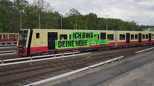 Ein Leckerbissen für die Augen! Unsere #NeueSBahn hat sich für die vielen Testfahren bunt herausgeputzt und grüßt ihre zukünftigen Fahrgäste mit Sprüchen wie: „Ich bin’s – Deine Neue“. Bis zum Start in 2021 wird die BR 483/484 weiterhin umfassend geprüft.