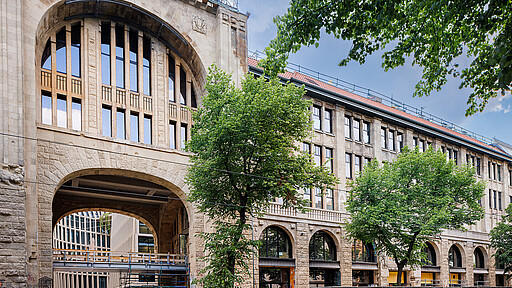 Fotografiska Berlin Hinter der historischen Fassade des Kunsthaus Tacheles befindet sich nun das zeitgenössische Museum für Fotografie, Kunst und Kultur