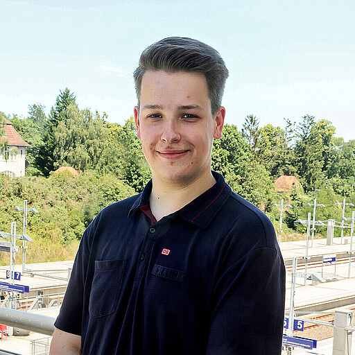 Mehr als nur ein Schulterblick Auch Azubi Jonas Dickau ist begeistert von der praktischen Arbeit.
