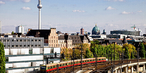 Einfahrt Hauptbahnhof Zug kommend von Friedrichstraße fährt in den Hauptbahnhof ein