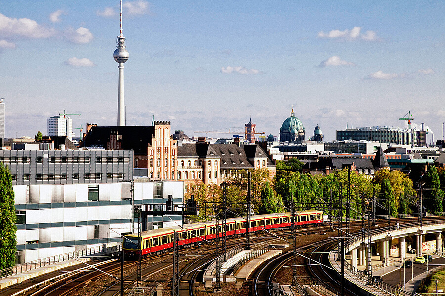 Einfahrt Hauptbahnhof Zug kommend von Friedrichstraße fährt in den Hauptbahnhof ein