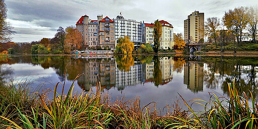  Mit seinem weitläufigen Park lädt der Lietzensee Besucher:innen zum Verweilen und Entspannen ein. 