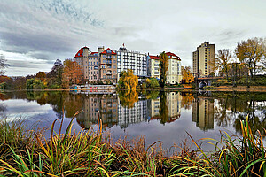 Mit seinem weitläufigen Park lädt der Lietzensee Besucher:innen zum Verweilen und Entspannen ein.