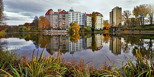 Mit seinem weitläufigen Park lädt der Lietzensee Besucher:innen zum Verweilen und Entspannen ein.