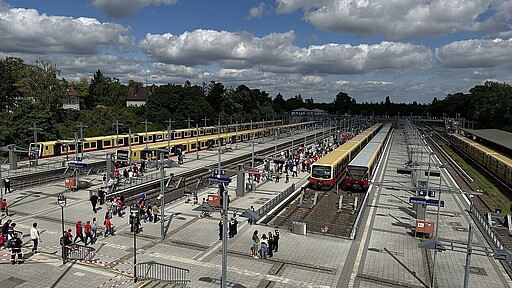 S-Bahnhof Olympiastadion Bahnhof Berlin Olympiastadion: mit fünf Bahnsteigen und zehn Gleisen der größte S-Bahnhof Deutschlands.