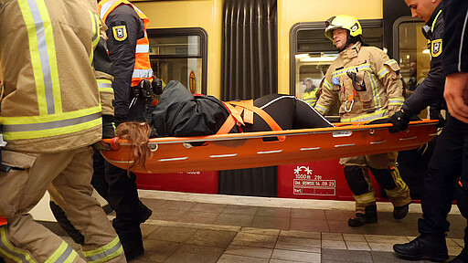 Wie im Ernstfall auch werden Verletzte abtransportiert und anschließend versorgt.