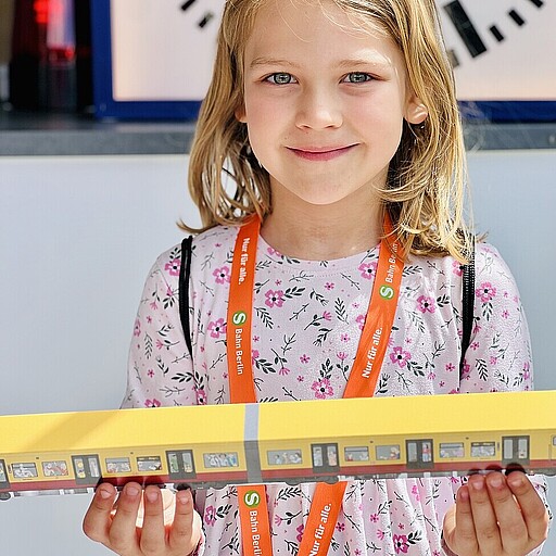 Bahn frei für Emma! Die fünfjährige Emma hat beim S-Bahnbastel-Wettbewerb den ersten Platz belegt! Mit viel Feingefühl und Kreativität – vielleicht geerbt von Papa Christian Helten, der als engagierter S-Bahn-Lokführer täglich unterwegs ist – beweist sie, dass auch kleine Hände Großes gestalten können.