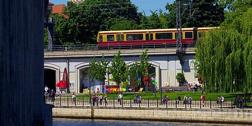 S-Bahn Berlin S-Bahn Zug BR 481 über dem Viadukt des Monbijou-Parks