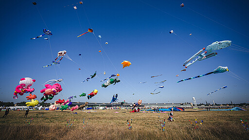 Farbenspiel über dem Tempelhofer Feld Beim Festival der Riesendrachen steigen über dem Tempelhofer Feld Tausende bunte Drachen in den Berliner Himmel.