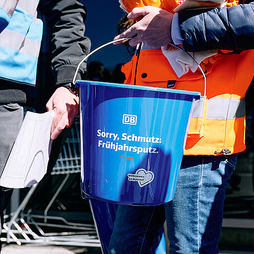 Ein Putzeimer bringt die Botschaft auf den Punkt: Die DB hat dem Schmutz den Kampf angesagt.