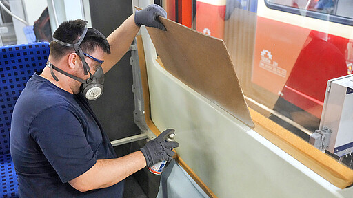 Die Farbe, die für Graffiti verwendet wird, dringt so tief in die Fahrzeugwand ein, dass selbst nach der Reinigung noch Reste zu sehen sind. Diese Schatten macht die S-Bahn mit Sprühfarbe unsichtbar.