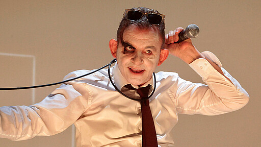 Faust im Zeitalter der Selbstoptimierung Dominique Horwitz verkörpert in Torsten Fischers Inszenierung die zentralen Figuren des Faust-Dramas – ein fulminantes Kaleidoskop über die Abgründe unserer modernen Welt.