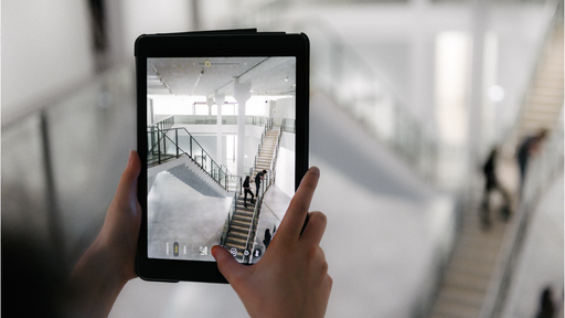 Online mit den Kunstwerken wandern Schwerpunkte des Online Angebots der Berlinischen Galerie sind die Web-App zur neuen Ausstellung „Provenienzen. Kunstwerke wandern“ und die Videotour durch „Gezeichnete Stadt. Arbeiten auf Papier 1945 bis heute“.