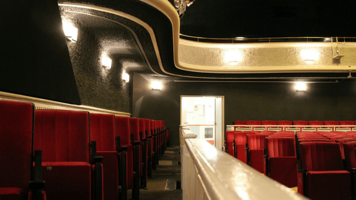 Das Theater von innen mit seinen roten Stühlen