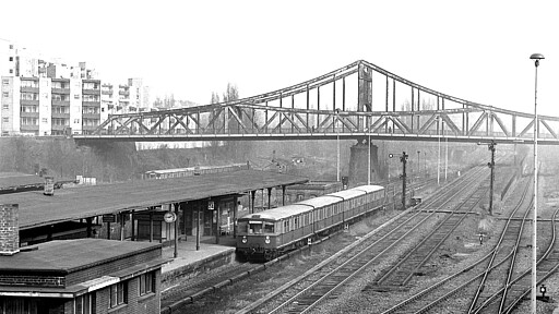 Ringbahn historisch Blick von der Badstraßenbrücke auf die Gleisanlagen des Bahnhofs Gesundbrunnen im Dezember 1979.