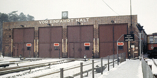 Abstellhalle im Werk Wannsee Blick auf die alte viergleisige Abstellhalle. Im Winter 1982/83 wartet rechts ein ehemaliger Peenemünder Zug auf den nächsten Einsatz.