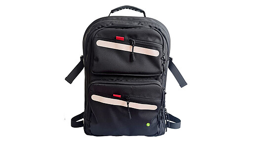 S-Bahn Rucksack Das Erkennungszeichen für Lokführer:innen und solche, die es gerne wären – das ist der neue Triebfahrzeugführer-Rucksack der S-Bahn Berlin mit gesticktem S-Bahn-Logo auf der Vordertasche.