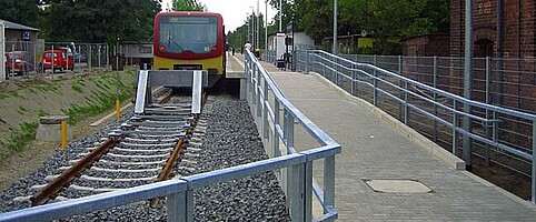 Einige Bahnhöfe verfügen auch über Rampen, um z.B. für Rollstuhlfahrer besser zugänglich zu sein.