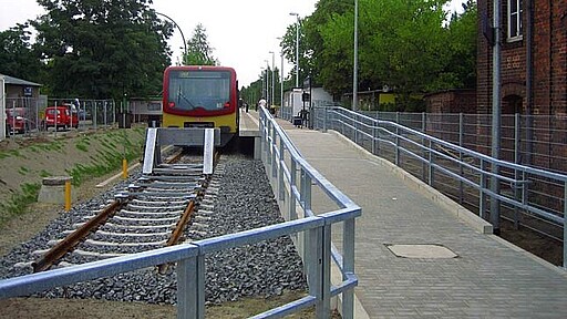 Rampe als Zugang zum Bahnhof Einige Bahnhöfe verfügen auch über Rampen, um z.B. für Rollstuhlfahrer besser zugänglich zu sein.