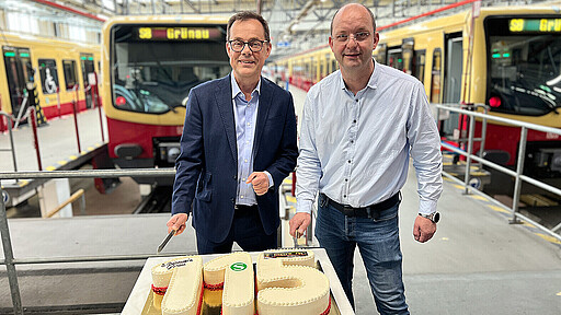 Peter Buchner gratulierte Werkleiter Dirk Retzke und seinem Team zum Jubiläum.