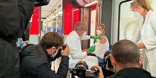Die Presse war sehr an der Aktion des Impfzuges interessiert.