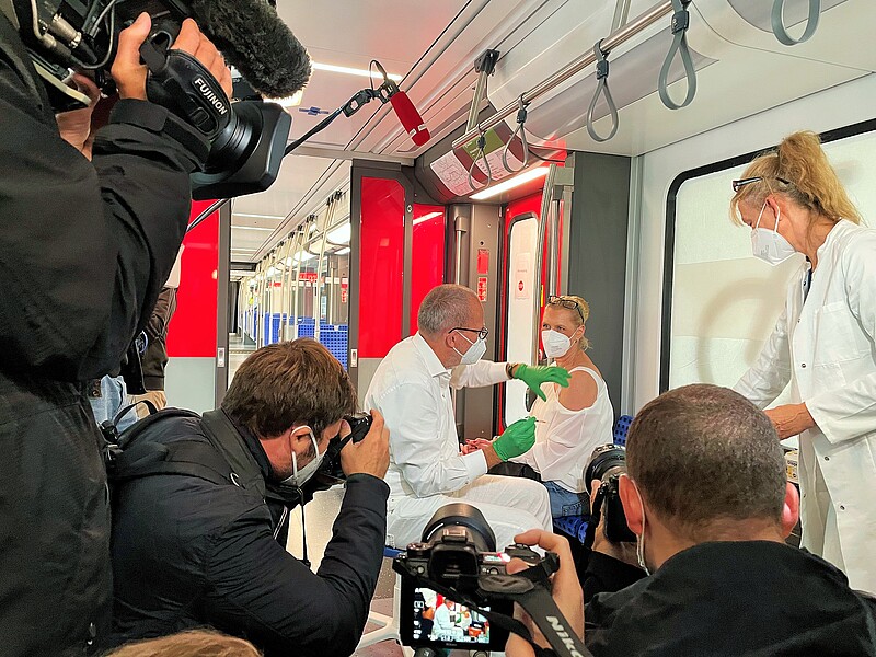A very special vaccination campaign The Press was very intersted in the special campaign of the corona vaccination train.