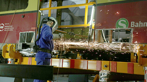 Projekt Langlebigkeit Schweißarbeiten an einem Fahrzeug