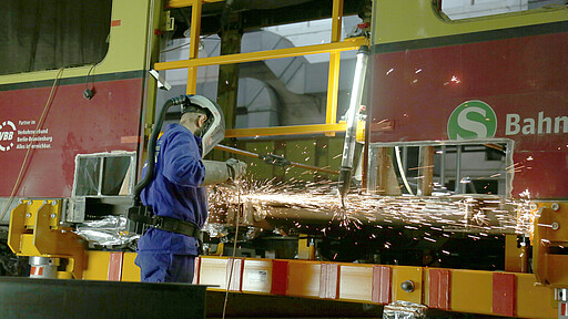 Schweißarbeiten an einem Fahrzeug Schweißarbeiten an einem Fahrzeug