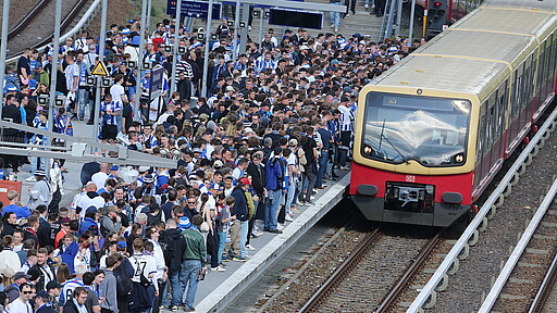 Voller Bahnsteig Alle wollen mit! Bei der Abreise herrscht großer Andrang.