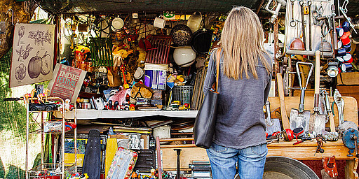 
    
        Stöbern auf dem Flohmarkt
    
