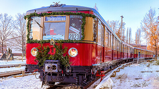 Der traditionsreiche Weihnachtszug dreht im Advent wieder seine Runden durch Berlin.
