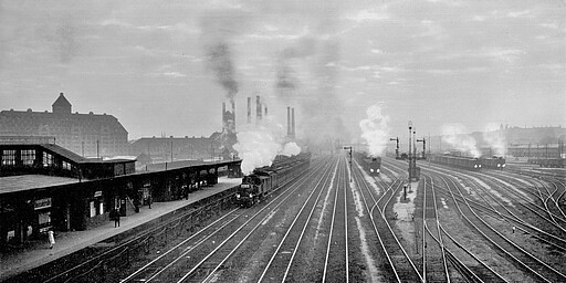 Beusselstraße Blick auf die Ringbahn Richtung Osten beim Bahnhof Beusselstraße um 1923. Rechts sind die riesigen Gleisanlagen des Güterbahnhofs Moabit zu sehen.