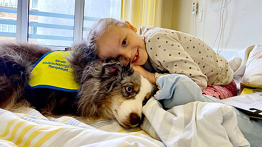 Hilfe auf vier Pfoten Die Therapiebegleithunde des Vereins „Kinderschutzengel“ schenken Kindern im Krankenhaus Wärme und Zuversicht.