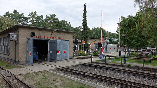 Auf dem Gelände der Parkeisenbahn lernen Kinder die Grundzüge des Schienenverkehrs spielerisch kennen.