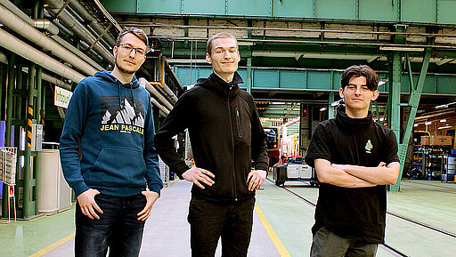 Die neuen Azubis Fabio W., Konrad C. und Sinan I. (v. l.) starten im Werk Schöneweide ihre Ausbildung zum Industrieelektriker und Lokführer.