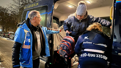 Andreas Splawski und Anna-Lena Czech helfen dem Obdachlosen Giwan beim Einsteigen.
